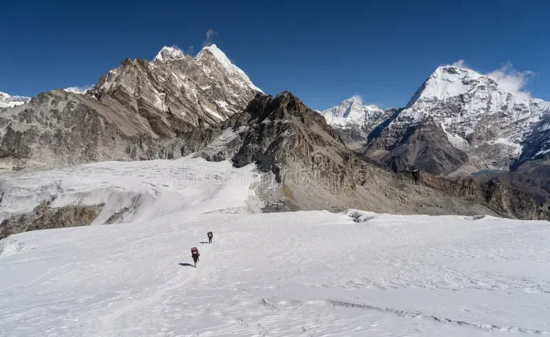 trail-mera-peak-base-camp-to-high-walk-glacier-khumbu-region-himalayas-mountain-nepal-asia-136567271